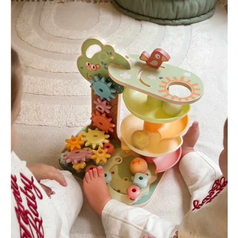 Kind speelt met een houten Montessori 4-in-1 activiteitenboom