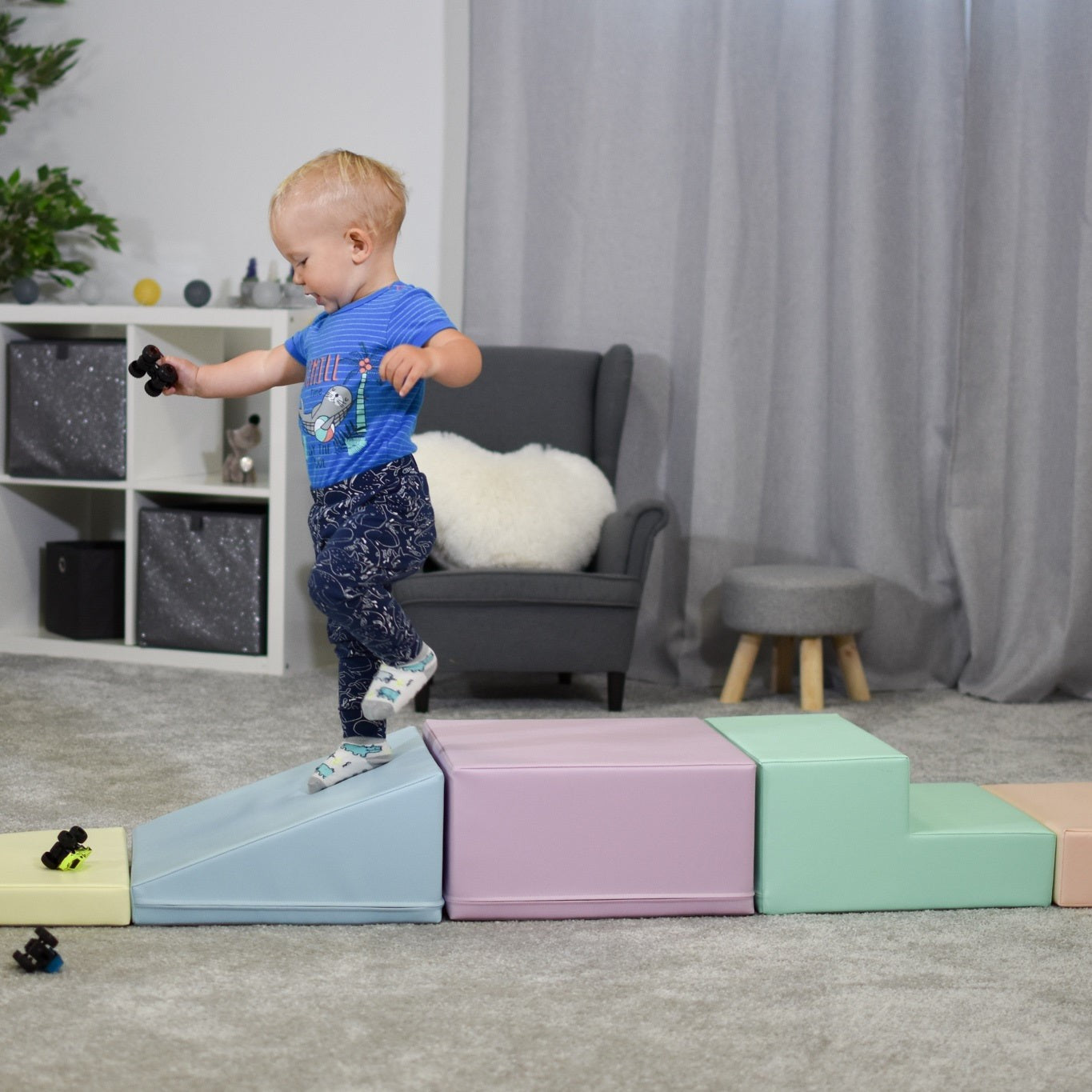 Kind verkent IGLU zachte hoekklimmerset – lichte pasteltinten (5 stuks) in een kinderkamer